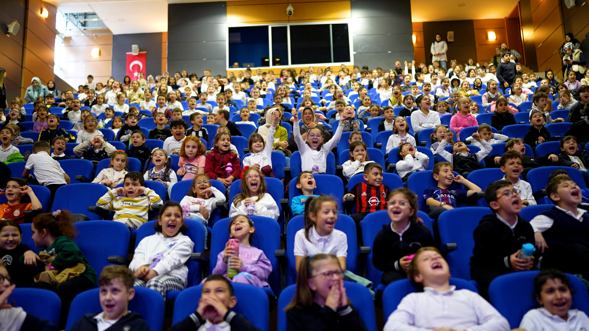 Aksa Elektrik “Gücümüz Yarınlarımız” Diyerek Binlerce Çocuğu Tiyatroyla Bilgilendiriyor